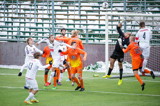 Athletic FCs målvakt Josh Wicksräddar skott