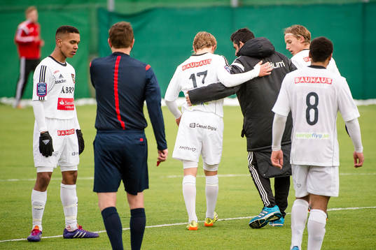 Brommapojkarnas Gustav Sandberg Magnusson får hjälp att