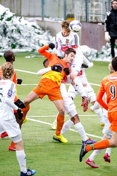 Brommapojkarnas Jacob Une Larsson i en luftduell