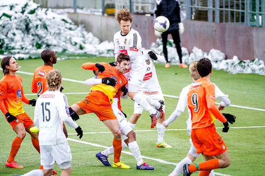 Brommapojkarnas Jacob Une Larsson i en luftduell