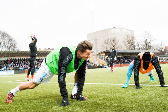 Malmö FFs Markus Rosenberg värmer upp