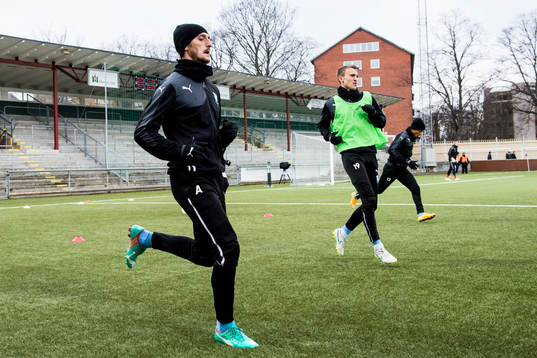 Malmö FFs Agon Mehmeti och Magnus Wolff Eikrem värmer upp