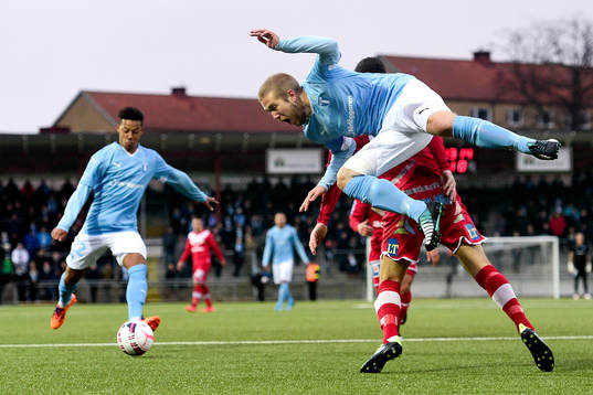 Malmö FFs Anton Tinnerholm (h) tacklas samtidigt som