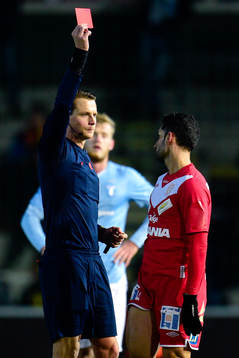 Assyriskas David Durmaz får rött kort av domare Andreas