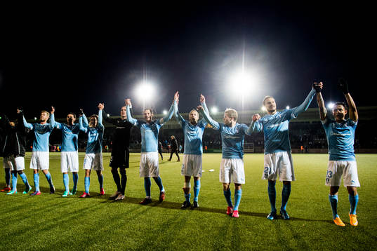 Malmö FFs spelare jublar mot publiken