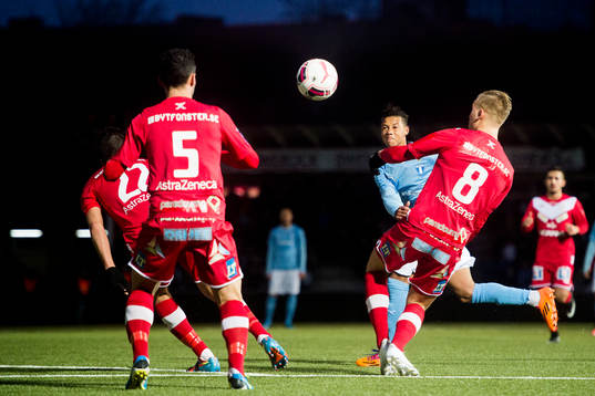 Malmö FFs Tobias Sana testar skott mellan Assyriskas