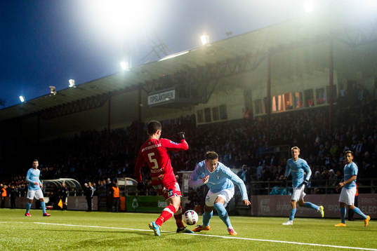 Assyriskas David Durmaz och Malmö FFs Tobias Sana