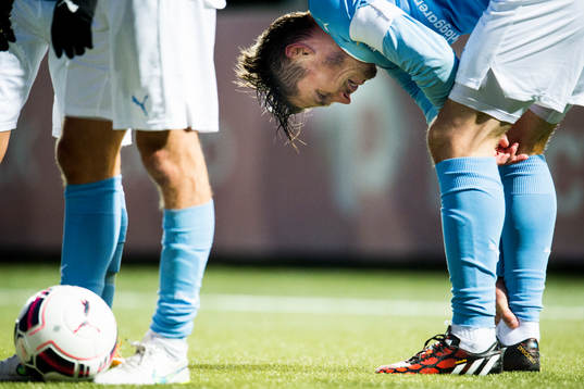 Malmö FFs Markus Rosenberg tar sig för högra foten