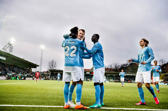 Malmö FFs Tobias Sana kramas om av Magnus Wolff Eikrem och