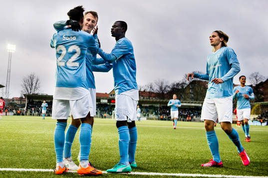 Malmö FFs Tobias Sana kramas om av Magnus Wolff Eikrem och
