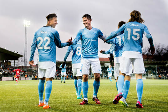 Malmö FFs Tobias Sana (tv) gratuleras av Markus Rosenberg