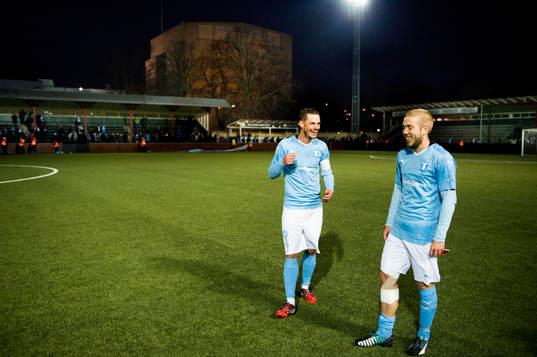 Malmö FFs Markus Rosenberg och Anton Tinnerholm skrattar