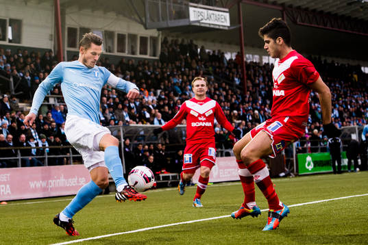 Malmö FFs Markus Rosenberg mot Assyriskas Nemrud Awrohum
