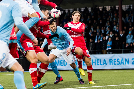 Malmö FFs Filip Helander nickar in 1-0 målet