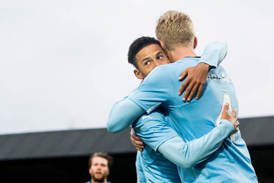Malmö FFs Filip Helander får en kram av Tobias Sana
