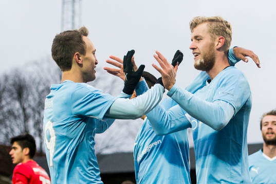 Malmö FFs Filip Helander (th) gratuleras av Magnus Wolff