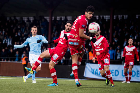 Malmö FFs Magnus Wolff Eikrem skruvar ett skott runt