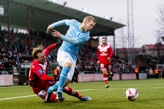 Malmö FFs Anton Tinnerholm tar sig förbi Assyriskas