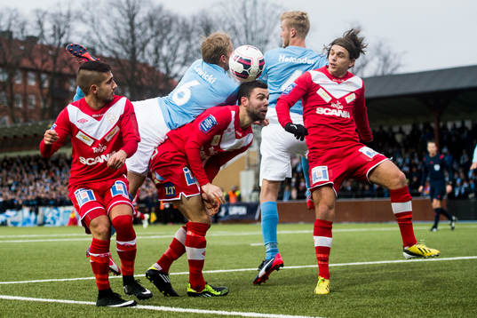 Malmö FFs Oscar Lewicki (m) mot Assyriskas Christoffer
