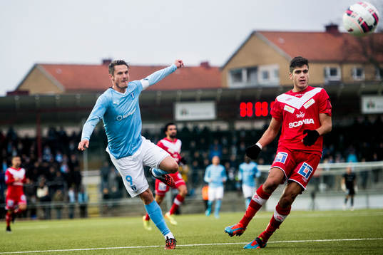 Malmö FFs Markus Rosenberg testar skott bredvid Assyriskas