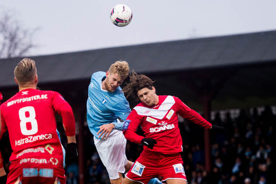 Malmö FFs Filip Helander i nickduell med Assyriskas