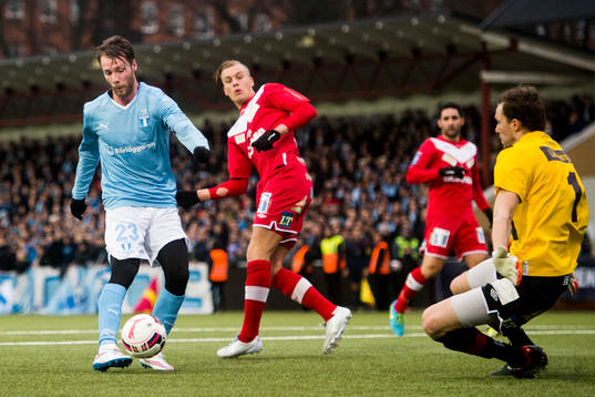 Malmö FFs Jo Inge Berget skjuter med Assyriskas målvakt