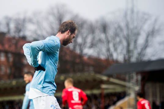 Malmö FFs Jo Inge Berget tar sig för ryggen, han bytes