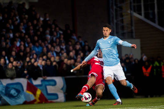 Malmö FFs Markus Rosenberg och Assyriskas Nemrud Awrohum
