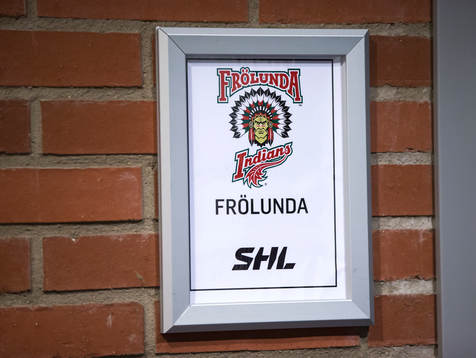En skylt med Frölundas hänger på väggen utanför