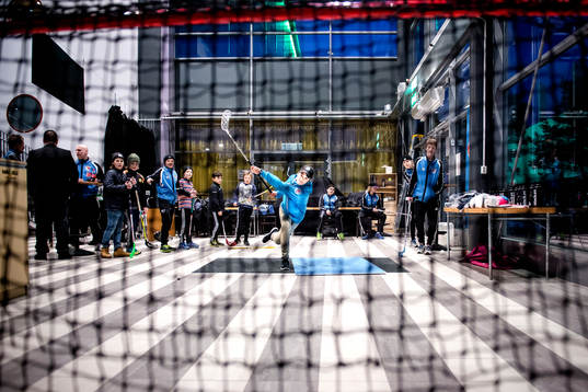 En ung pojke provar innebandy före ishockeymatchen i SHL