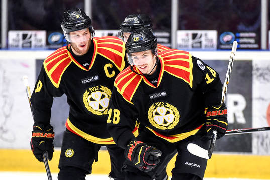Brynäs Niclas Andersén och Anton Rödin jublar