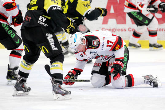 Malmös Mathias Tjärnqvist blöder ur näsan