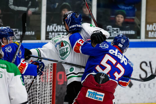 Gruff mellan Rögles Alen Bibic och Oskarshamns Lukas