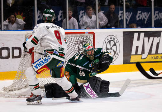 Frölundas Max Görtz provar på skott men Färjestads