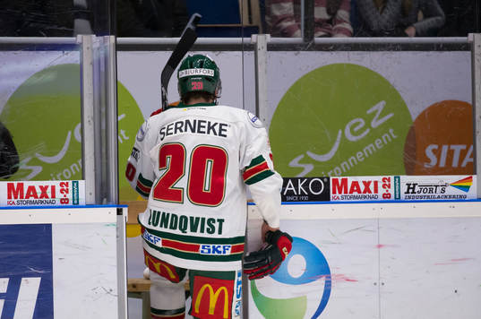 Frölundas Joel Lundqvist på väg ut i utvisningsbåset