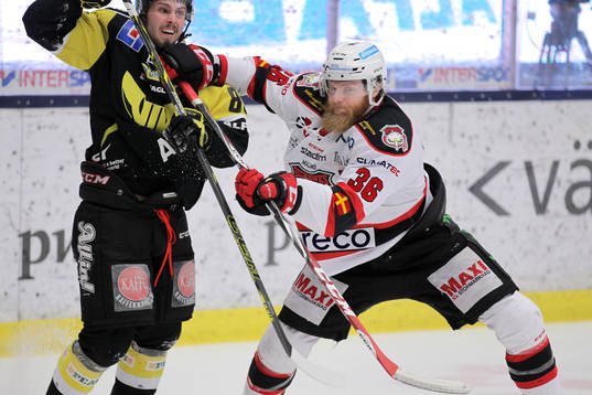 Malmös David Liffiton (v) delar ut en tackling till
