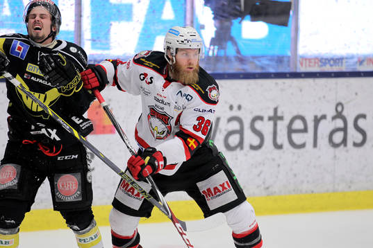 Malmös David Liffiton (v) delar ut en tackling till