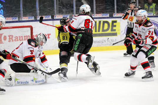 Malmös Nicklas Jadeland (m) delar ut en tackling på