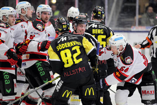 Västerås spelare gruffar med Malmöspelare