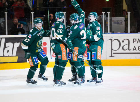 Färjestads Joachim Rohdin gör mål  2-3 och firar med