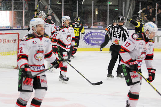 Malmös spelare Jeremias Augustin (v) Björn Svensson (m)