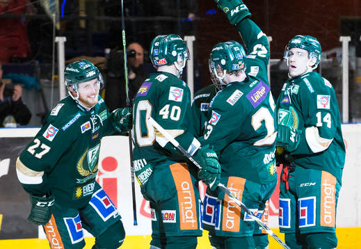 Färjestads Joachim Rohdin gör mål  2-3 och firar med