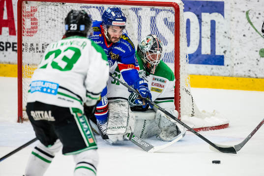 Oskarshamns Luca Caputi oroar framför Rögles målvakt