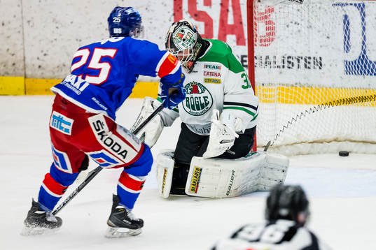 Oskarshamns Camilio Miettinen gör 2-0 målet i boxplay