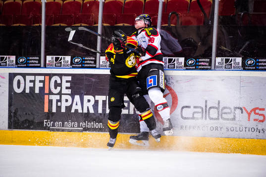Brynäs Daniel Brodin tacklar Örebros Viktor Ekbom