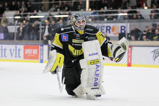 Västerås målvakt Jonatan Bjurö tackar Västerås