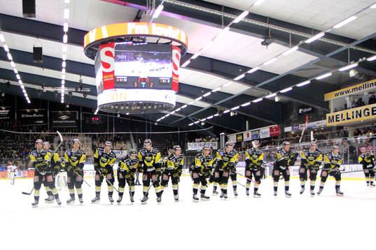 Västerås spelare tackar av Västerås supportar
