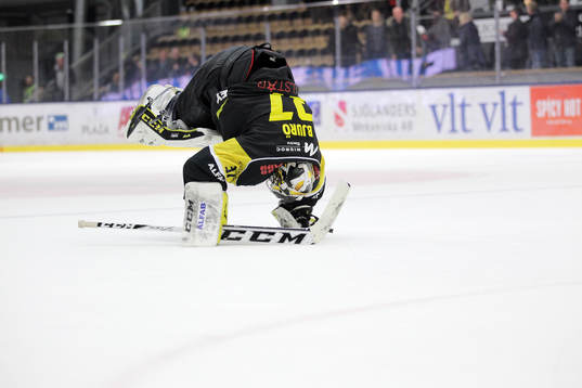 Västerås målvakt Jonatan Bjurö gör en kullerbytta mot