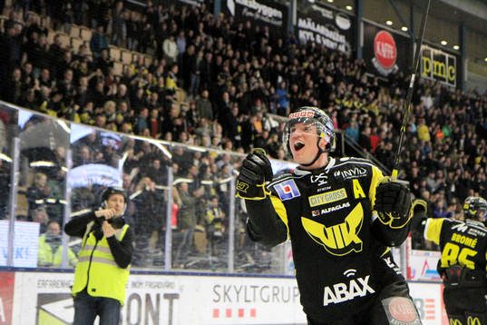 Västerås Nicholas Angell jublar