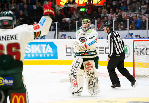 Frölundas målvakt Lars Johansson firar segern